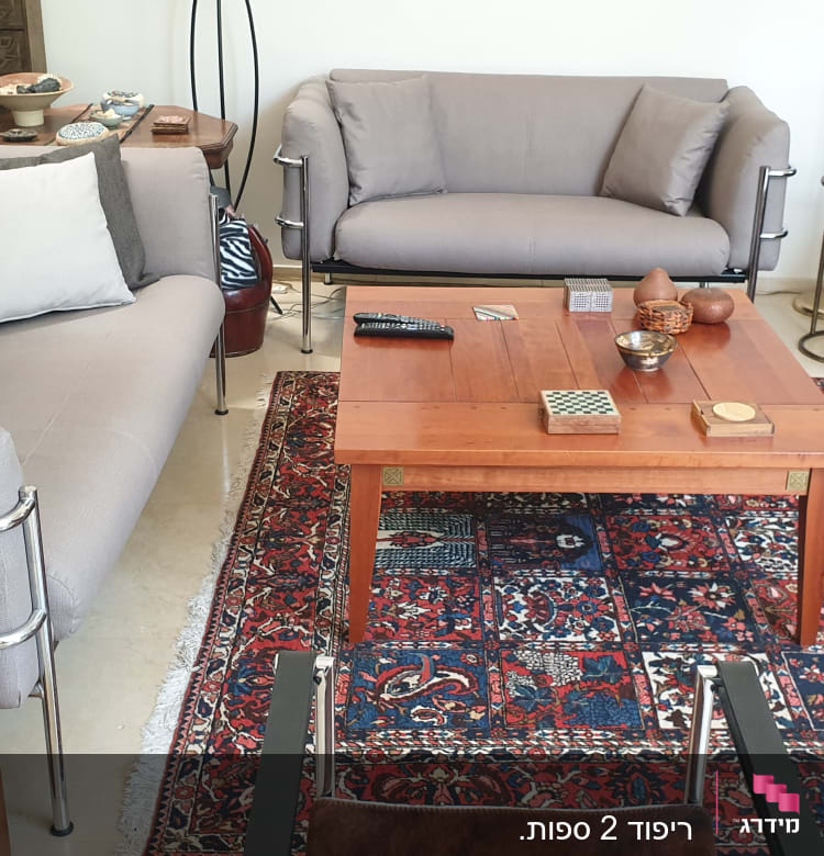 כריות על ספות אפורות בחדר מגורים